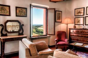 锡耶纳圣卡塔林纳酒店的带沙发和窗户的客厅