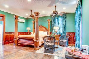 圣伊格纳西奥Colonial Suite @ Mahogany Hall的一间卧室设有天蓬床和绿色的墙壁