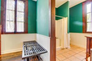 圣伊格纳西奥Colonial Suite @ Mahogany Hall的一间带绿色墙壁和长凳的浴室