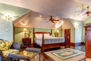 圣伊格纳西奥Toucan Suite @ Mahogany Hall的一间卧室配有一张床和吊扇