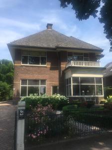 瓦赫宁根't Heerenhuys的前面有标志的房子