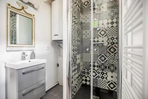 凡尔赛凡尔赛小亭子公寓的带淋浴和盥洗盆的浴室