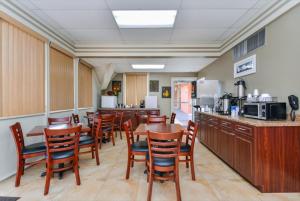 萨拉索塔萨拉索塔美国最有价值旅馆的一间带木桌椅的餐厅和一间厨房