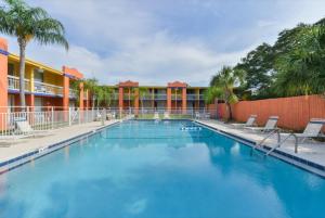 萨拉索塔萨拉索塔美国最有价值旅馆的一座带椅子的大型游泳池和一座建筑