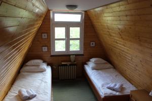 弗济内Planinska vikendica LUCIJA的小型客房 - 带2张床和窗户