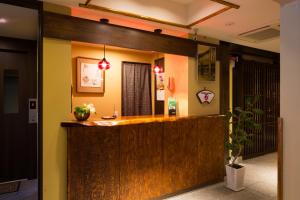 京都松叶家旅馆的酒店大堂设有木制台面