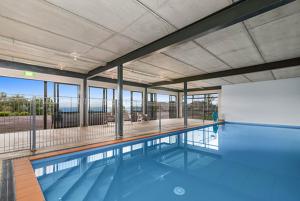图朗伊奥雷蒂村度假酒店的大楼内一个蓝色的大型游泳池