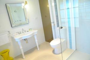 巴拉腊特疏芬山酒店的浴室配有卫生间、盥洗盆和淋浴。