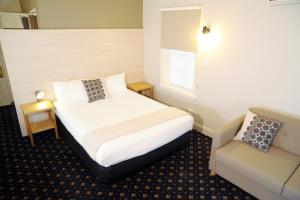 巴拉腊特疏芬山酒店的配有一张床和一把椅子的酒店客房