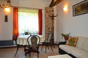 BrezhnitsiteHoliday Home Tanevi的客厅配有桌子和沙发
