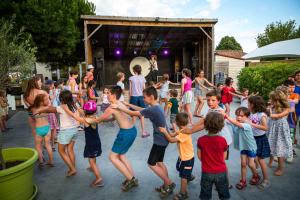 拉弗洛特白杨树露营地的一群孩子在人群前跳舞