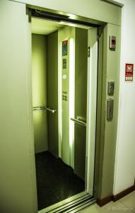 SearaHotel Pinheiro Manso的电梯走廊,房间里带镜子
