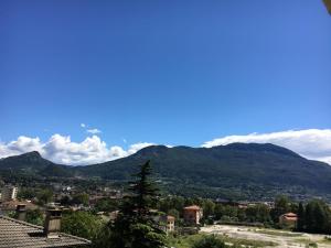特伦托Trento Life的享有以山脉为背景的城市美景