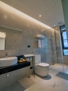 Yung-an-ts'un御来光民宿的浴室配有卫生间、盥洗盆和淋浴。
