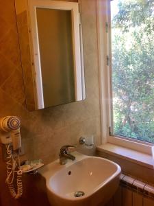 里奥内莱尔巴Bed & Breakfast Bounty的浴室水槽、镜子和窗户