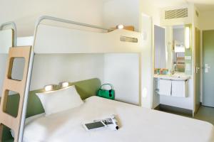 达姆施塔特Felix Hotel Darmstadt的一间卧室配有一张双层床,上面装有摄像头