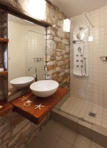 莫雷逊阿迪斯奥内露旅馆的一间带两个盥洗盆和淋浴的浴室