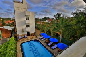 尼甘布茶布什酒店的享有度假村的空中景致,设有游泳池和蓝伞