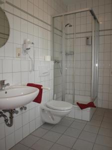 埃默里希索西耶塔酒店的浴室配有卫生间、淋浴和盥洗盆。