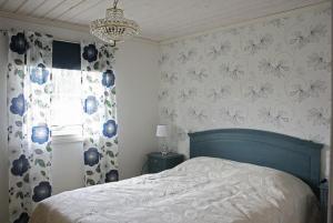 Hedemora伦波斯图哥度假屋的一间卧室配有一张床和一个吊灯
