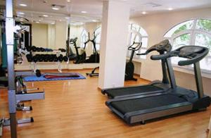 阿林达克瑞索尼斯天堂酒店的一个带跑步机和其他健身器材的健身房