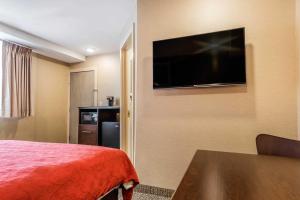 Lincolnwood芝加哥/埃文斯顿罗德威旅馆的配有一张床和一台平面电视的酒店客房