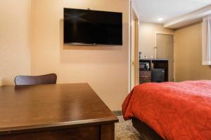Lincolnwood芝加哥/埃文斯顿罗德威旅馆的配有一张床和一台平面电视的酒店客房
