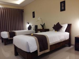 乌布乌布达拉利亚别墅的一间酒店客房,房间内设有两张床