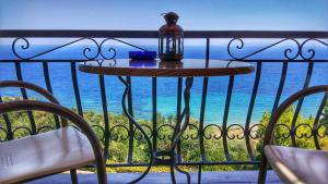 瓦西里科斯女伯爵别墅酒店的海景阳台上的桌子