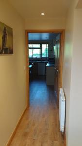 彼得伯勒Countryside Lodge的一间空房间,走廊通往厨房