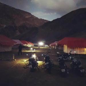 Sir Bhum ChunHimalayan Routes Camp Sarchu的一组摩托车停在帐篷前