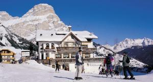 科尔福索Hotel Luianta的一群滑雪者在滑雪小屋前滑雪