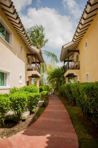 蓬塔卡纳Cocotal Bavaro Apartments的两栋棕榈树建筑之间的路径