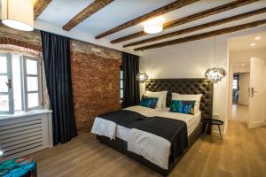 斯普利特斯帕拉多奢华客房住宿加早餐旅馆的一间卧室设有一张大床和砖墙