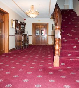 戈尔韦Balcony House的走廊上铺有红地毯,楼梯上配有吊灯