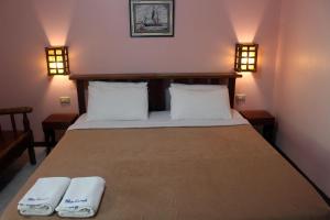长滩岛蓝珊瑚长滩岛住宿加早餐旅馆的一间卧室配有一张床,上面有两条毛巾