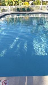 欧丘里欧Relax Villa的围栏旁的一大片蓝色海水