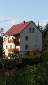 KleingießhübelFerienwohnung Bergblick的一座大型白色房屋,设有红色屋顶