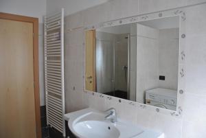 费拉迪普利米罗Casa Gabriella的白色的浴室设有水槽和镜子