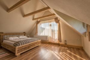 上维谢乌Magnolia Resort Chalets的一间卧室设有一张床和一个大窗户