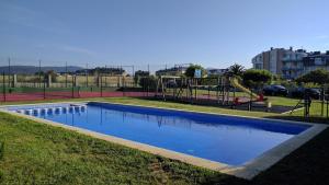 巴雷罗斯A Mariña Adelina的公园内的游泳池,带游乐场