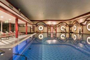 巴特维尔东根玛丽蒂姆巴特维尔东根酒店的红色柱子的建筑物中的游泳池