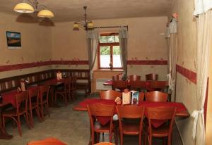 Habří鹏先哈巴斯基禾奇酒店的餐厅设有红色的桌椅和窗户
