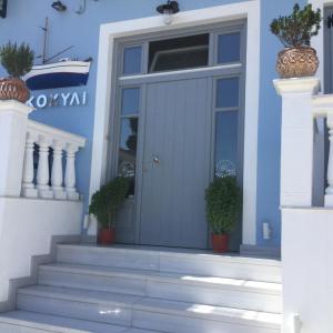 斯派赛斯Kochyli Hotel的栽有盆栽植物的房子上的蓝色门