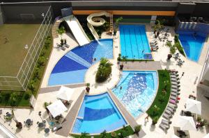 热河市里约热内卢公寓式酒店的大型游泳池的顶部景色
