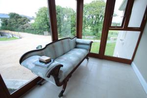 克利夫登Island View Luxury Apartment的一张沙发,位于带大窗户的房间里