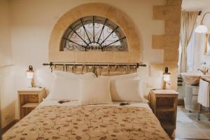 法萨诺蒙坦亚珀利昂农场酒店的一间卧室设有一张大床和一个窗户。