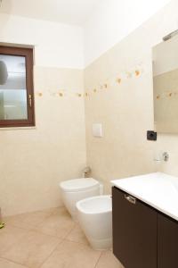 圣维托诺曼帕康莫西格诺住宿加早餐旅馆的白色的浴室设有卫生间和水槽。