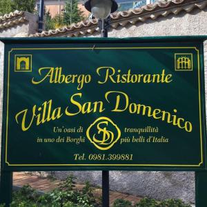 莫拉诺卡拉布罗Villa San Domenico的一座白 ⁇ 村的标志