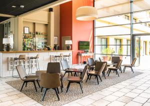 阿维尼翁阿维农豪华酒店的一间带桌椅的餐厅和一间酒吧